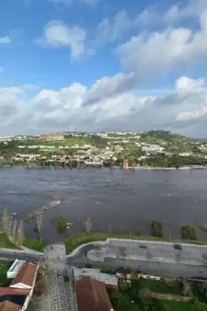 Rio Tejo galgou as margens em Abrantes e inundou zona ribeirinha